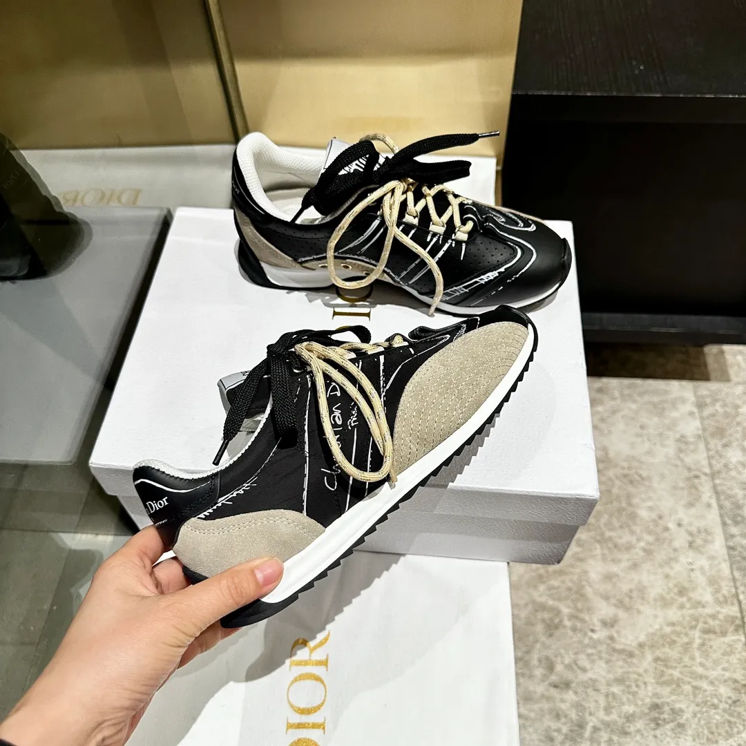 👟👟Ex-factory price 560👟👟 2025, new series, this Dior, C'est sneaker shows eye-catching and fashionable style. Carefully crafted, the 3D printed design of the upper is super fashionable, and the details also add a touch of elegance. The lightweight two-tone sole offers exceptional comfort and sporty style. Can add a stylish touch to any casual look. The tongue and sole are decorated with the Christian Paris logo, and the cowhide design is styled. Women's size 35-40